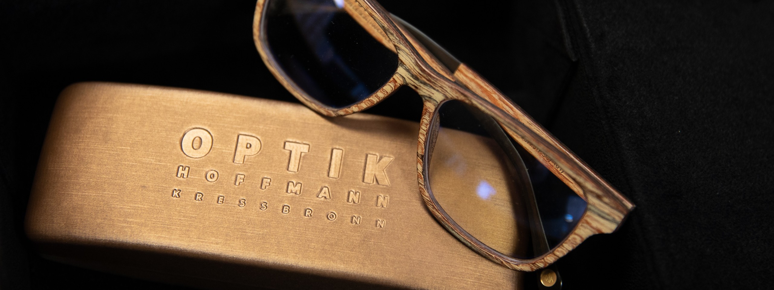 Holzbrille von Optik Hoffmann in Kressbronn.