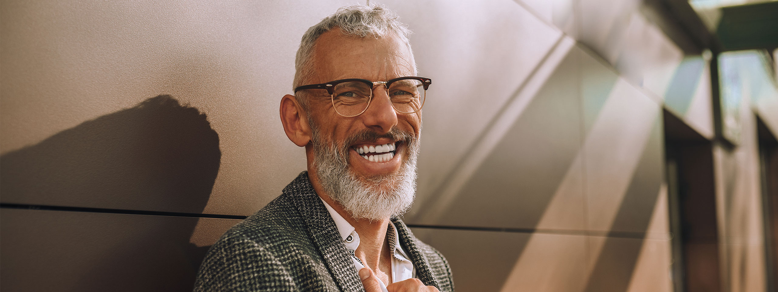 Mann mit Brille hat gute Laune